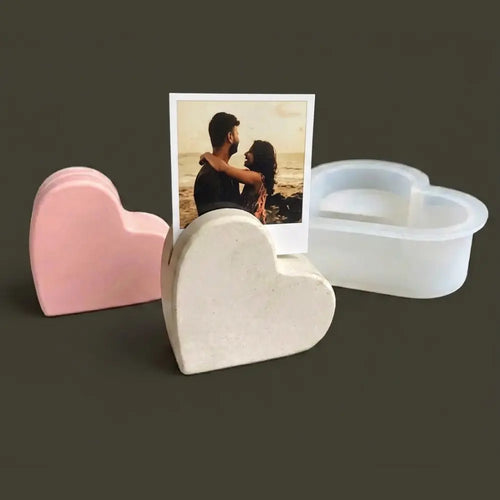Heart-shaped photo holder silicone mould with it's output from HOMEBOX mini with a couple photo on a dark background