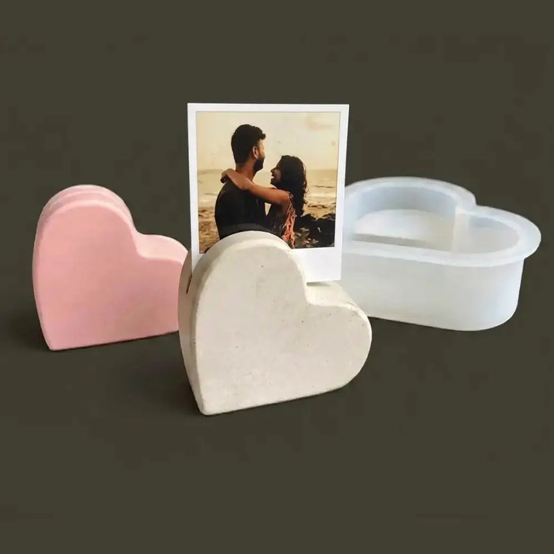 Heart-shaped photo holder silicone mould with it's output from HOMEBOX mini with a couple photo on a dark background